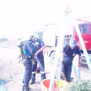 Πυροσβέστες απεγκλώβισαν γάτα από πηγάδι στον Αμπελά της Πάρου 6 ParosAmpelasPigadiPyrosvestes2 11 2021 7