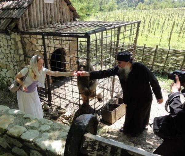 Τα αρκουδάκια που ημερεύουν και οι μοναχοί από τη Γεωργία…