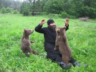 Όταν καλόγεροι καταδικάζουν αρκουδάκια σε βέβαιο θάνατο…