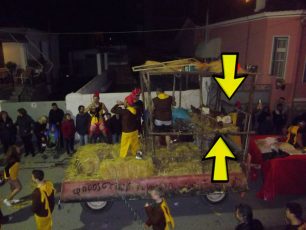 Λάρισα: Καταδικάστηκαν με αναστολή καρναβαλιστές που πετούσαν ζωντανές κότες στο καρναβάλι Τυρνάβου το 2014 (βίντεο)
