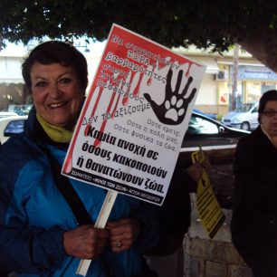 Διαμαρτυρήθηκαν για την εξόντωση των αδέσποτων στους Αγίους Θεοδώρους 8 AgioiTheodoroiKorinthiasDiamartyria26 10 2014 3