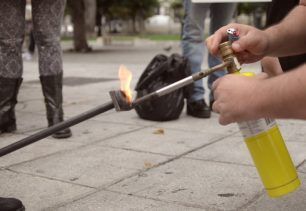 Μαρκαρίστηκαν με πυρακτωμένο σίδερο στην πλ. Συντάγματος για να διαμαρτυρηθούν για την κακοποίηση των ζώων (βίντεο)