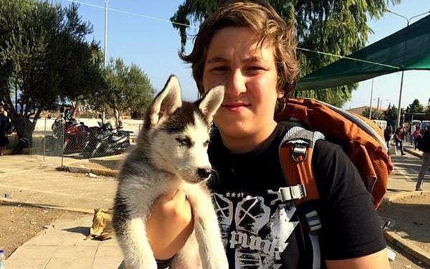 17χρονος πρόσφυγας σώζει τον σκύλο του από τον πόλεμο στη Συρία (βίντεο)