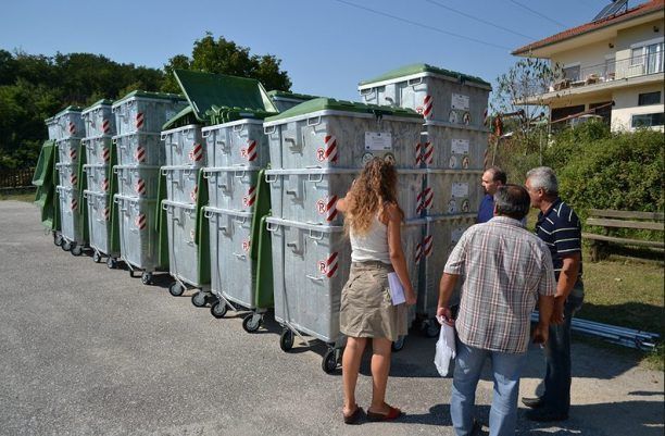 Αγόρασαν κάδους που δεν ανοίγουν από τις αρκούδες για να μην τρέφονται τα ζώα με απορρίμματα