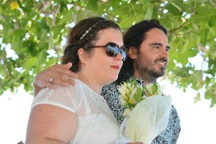 Παντρεύτηκαν στην Πάρο και ζήτησαν από τους καλεσμένους να βοηθήσουν τα ζώα του νησιού