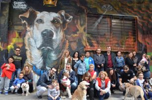 Φωτογραφήθηκαν μαζί με τα σκυλιά τους στη μνήμη του Λουκάνικου για το καλό των ζώων