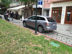 Αθήνα: Ενοχλούν τον ταβερνιάρη τα σκυλιά στη Φ. Νέγρη και όχι το αυτοκίνητο του πάνω στον πεζόδρομο