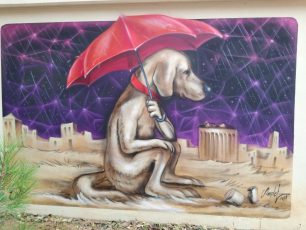 Το γκράφιτι με τον αδέσποτο σκύλο που στολίζει τον τοίχο στο Ράλειο Γυμνάσιο Θηλέων στον Πειραιά