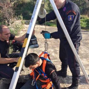 Έσωσαν τον σκύλο που βρέθηκε εγκλωβισμένος σε βάθος 5 μέτρων σε μια δεξαμενή στην Ανθούπολη Πάτρας (βίντεο) 2 EMAKPatrasDiasosiSkylou 1