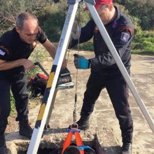 Έσωσαν τον σκύλο που βρέθηκε εγκλωβισμένος σε βάθος 5 μέτρων σε μια δεξαμενή στην Ανθούπολη Πάτρας (βίντεο) 3 EMAKPatrasDiasosiSkylou 2