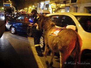 Έφεραν γάιδαρο στο κέντρο της Αθήνας για να κάνουν πλάκα οι αστυνομικοί που διαμαρτύρονται για τα μέτρα της κυβέρνησης