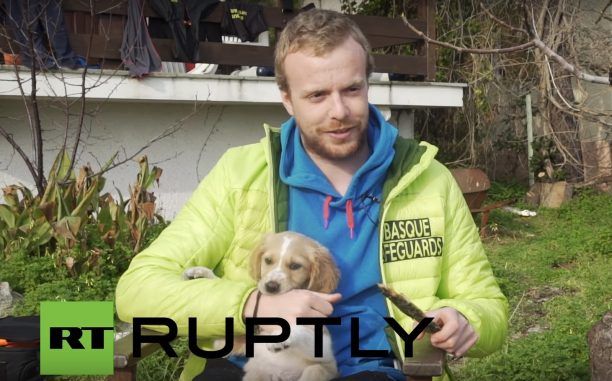 Λέσβος: Ο Βάσκος ναυαγοσώστης υιοθέτησε τον σκύλο που βρήκε μέσα στην βάρκα των προσφύγων (βίντεο)