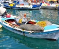 H πιο γνωστή φώκια της Σάμου απολαμβάνει τον ήλιο και τον ύπνο πάνω στη βάρκα