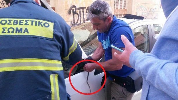 Έσωσε το ακίνδυνο νεαρό φιδάκι που βρέθηκε σε Ι.Χ. στο Παγκράτι
