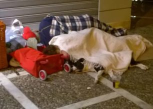 Το άστεγο ζευγάρι στο Π. Φάληρο σκεπάζει τον άστεγο σκύλο του για να μην κρυώνει