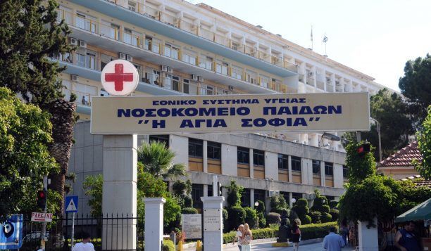 Με αεροσκάφος της Πολεμικής Αεροπορίας μεταφέρθηκε στην Αθήνα το 20 μηνών κοριτσάκι που τραυματίστηκε από τον σκύλο της οικογένειας του