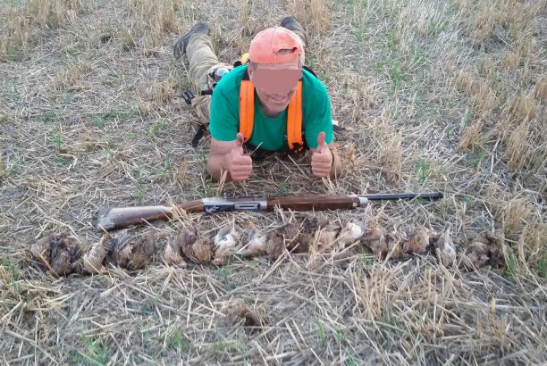 Κυνηγός στραγγαλίζει πουλάκι και δημοσιεύει σε βίντεο το «κατόρθωμα» του στη σελίδα του στο facebook