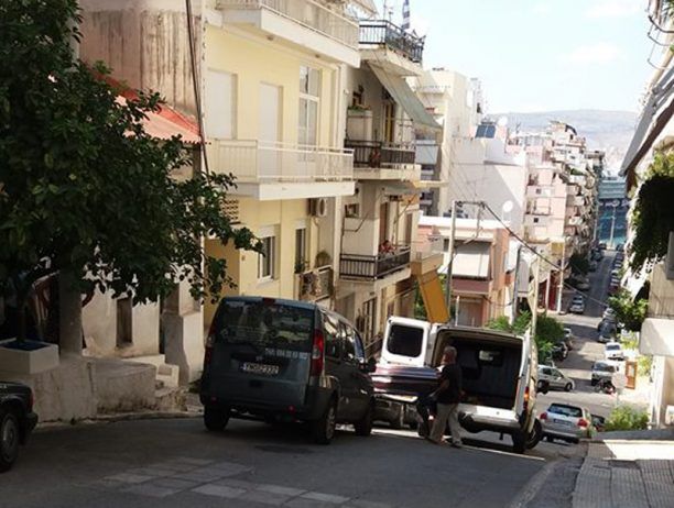 Πειραιάς: Σε κατάσταση προχωρημένης σήψης βρέθηκε νεκρός μέσα στο σπίτι του εκπαιδευτής & ένας σκύλος