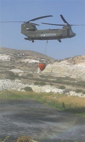 Με ελικόπτερο Σινούκ γέμισαν την ποτίστρα των αίγαγρων που κινδύνευαν από την λειψυδρία στην Αντίμηλο 4 AntimilosAigagrosSinouk
