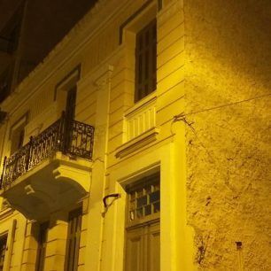 Έκκληση για την σωτηρία της γάτας που κάποιος πέταξε στα κεραμίδια εγκαταλελειμμένου κτιρίου στην Αθήνα 3 Florinis1GatakiAgiosPanteleimonas 4