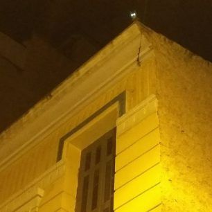 Έκκληση για την σωτηρία της γάτας που κάποιος πέταξε στα κεραμίδια εγκαταλελειμμένου κτιρίου στην Αθήνα 2 Florinis1GatakiAgiosPanteleimonas 5
