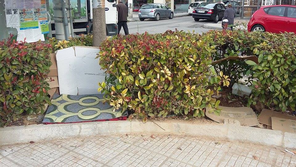 Ο Δήμος Αιγάλεω πέταξε τα 3 σκυλόσπιτα που προστάτευαν αδέσποτα γιατί τα χαρακτήρισε «αυθαίρετες κατασκευές» 3 AigaleoSkylospita13 1 2017 4