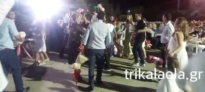 Χόρευαν στο γαμήλιο γλέντι του γιου του δημάρχου Πύλης Τρικάλων κρατώντας ανάποδα ζωντανό κόκορα (βίντεο) 3 KokorasPyliTrikalonDimarxosGamos 7