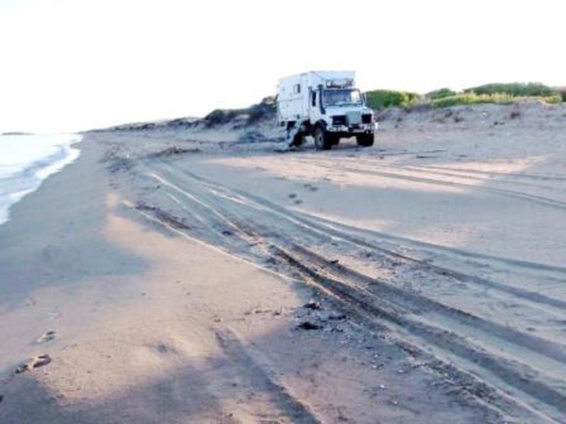 Με τροχοφόρα οχήματα καταστρέφουν την παραλία ωοτοκίας θαλάσσιων χελωνών Κουνουπελάκι 1 Kounoupelakicarettakia 2