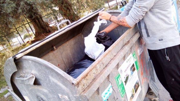 Μεσσηνία: Βρήκαν το πτώμα κουνελιού μέσα σε σακούλα σε κάδο σκουπιδιών στην Καλαμάτα