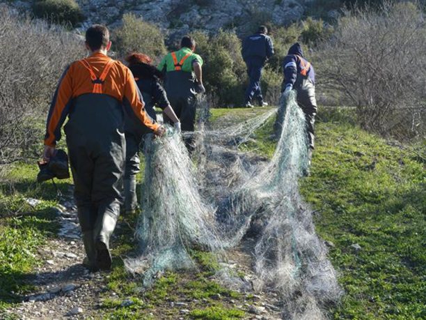 Ψαράς έριξε δίχτυα στον ταμιευτήρα της λίμνης Κάρλας αν και η αλιεία εκεί απαγορεύεται