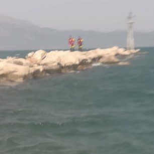 Έσωσαν σκύλο που είχε εγκλωβιστεί στα βράχια του κυματοθραύστη στην Πάτρα (βίντεο) 2 DiasosiSkylouPatraKymatothrafstis 8