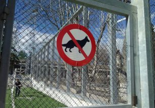Θεσσαλονίκη: «Τραμπουκισμούς» σε βάρος φιλόζωων & παράνομες πινακίδες που απαγορεύουν τα σκυλιά από τον Δήμο Αμπελοκήπων – Μενεμένης