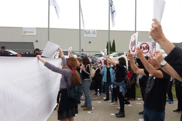 Διαμαρτυρήθηκαν για τον βασανισμό μέχρι θανάτου των γουνοφόρων ζώων στα εκτροφεία της Καστοριάς (βίντεο)