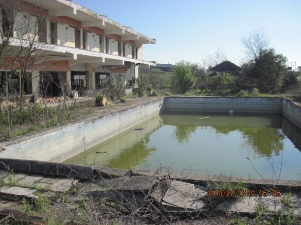Θέρμη Θεσσαλονίκης: Άδειασαν την πισίνα του εγκαταλελειμμένου μοτέλ που ήταν θανάσιμη παγίδα για τα ζώα