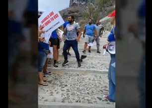 Αγωγιάτες στη Σαντορίνη επιτέθηκαν και χτύπησαν φιλόζωους που διαμαρτύρονταν για την κακοποίηση των γαϊδουριών (βίντεο)