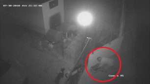 Κάμερα ασφαλείας κατέγραψε άνδρα που εγκατέλειψε 6 κουτάβια σε καφάσι έξω από σπίτι φιλόζωου στην Αγία Τριάδα Αργολίδας (βίντεο)