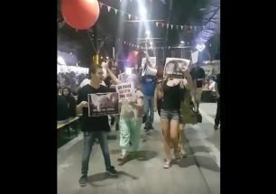 Γιατί είναι μεμπτό που διαμαρτυρήθηκαν για τα δικαιώματα των ζώων στο Burger Fest; (Βίντεο)