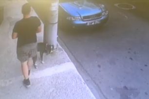 Καλλιθέα Αττικής: Κάμερα ασφαλείας κατέγραψε άνδρα που έδεσε και εγκατέλειψε σκύλο έξω από σούπερ μάρκετ (βίντεο)
