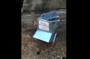 Ραφήνα Αττικής: Κατέστρεψε ταΐστρα που έβαλαν φιλόζωοι για τ’ αδέσποτα στις καμένες περιοχές στο Κόκκινο Λιμανάκι (βίντεο)