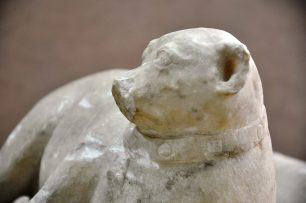 Ο «εξηπλωμένος μικρός κύων» εκτίθεται στο Εθνικό Αρχαιολογικό Μουσείο στην Αθήνα