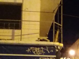 Προσπαθεί να σώσει γάτα που εγκλωβίστηκε σε οικοδομή στον Νέο Κόσμο της Αθήνας και όλοι οι αρμόδιοι αδιαφορούν