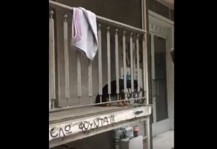 Συνεχίζει να κακοποιεί τον σκύλο του σε μπαλκόνι πολυκατοικίας στην Κυψέλη της Αθήνας (βίντεο)