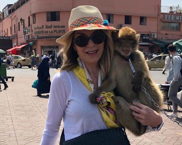 Τι ακριβώς θέλει να θυμάται η Έλλη Στάη που φωτογραφήθηκε στο Μαρόκο με την αλυσοδεμένη μαϊμού;