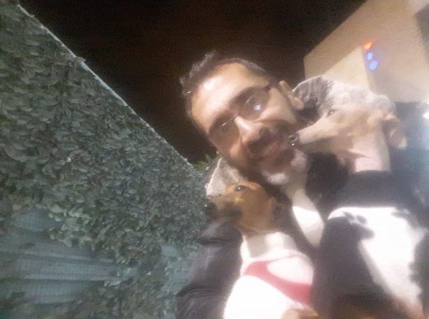 36 ώρες μετά βρήκε τα σκυλιά που του τα έκλεψαν μέσα από το τρένο στη Θεσσαλονίκη (βίντεο)
