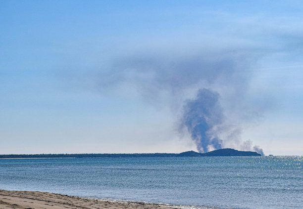 Ηλεία: Κυνηγοί καίνε καλαμιώνες στη λιμνοθάλασσα Κοτυχίου για να εντοπίζουν ευκολότερα τα υδρόβια πτηνά