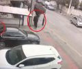 Κάμερα κατέγραψε άνδρα που καταδίωξε μαζί με τον σκύλο του γάτα και άφησε το Πίτμπουλ να τη σκοτώσει στον Άγιο Δημήτριο Αττικής (βίντεο)