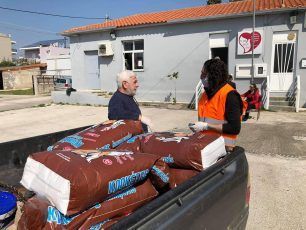 Ξηρά τροφή για σκυλιά διένειμε σε φιλόζωους ο Δήμος Αλεξανδρούπολης ώστε να ταΐζουν τ’ αδέσποτα