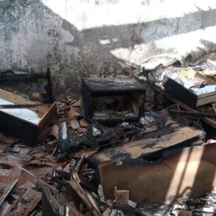 Έσωσαν τα σκυλιά από τα αποκαΐδια μετά την πυρκαγιά που έκαψε δύο ανθρώπους στο Αιγάλεω Αττικής (βίντεο) 3 AigaleoFotiaSkylakia19 11 2020 6