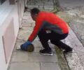 Έσωσε γάτα που παγιδεύτηκε σε κονσέρβα στην Καστοριά (βίντεο)