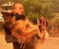 Γούβες Εύβοιας: Βρήκε σκύλο δεμένο σε αυλή και τον πήρε αγκαλιά για να τον σώσει από τις φλόγες